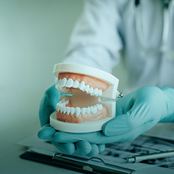نصائح من دكتور أسنان في القاهرة للاعتناء بصحة الأسنان - توقف عن طحن الأسنان.